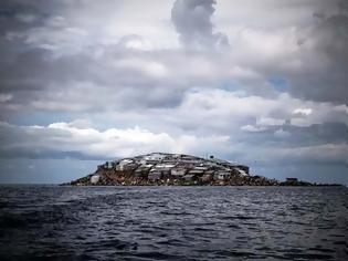 Φωτογραφία για Με την πρώτη ματιά μοιάζει με ένα νησί από σκουπίδια που επιπλέει στον ωκεανό αλλά... [photos]