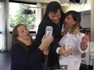 Φωτογραφία για Απολαυστικός Μητσικώστας - Σε ρόλο Άδωνι Γεωργιάδη κάνει αιφνιδιαστικούς ελέγχους σε νοσοκομείο - Βγάζει selfie και τουιτάρει [video]