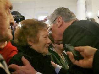 Φωτογραφία για ΓΚΑΟΥΚ: ΥΠΟΚΛΙΝΟΜΑΙ ΜΕ ΑΙΣΘΗΜΑ ΝΤΡΟΠΗΣ ΣΤΑ ΘΥΜΑΤΑ ΤΟΥ ΟΛΟΚΑΥΤΩΜΑΤΟΣ