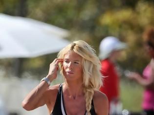 Φωτογραφία για Η Victoria Silvstedt κάνει yoga στην παραλία του Miami