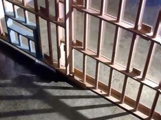 Φωτογραφία για Παραλίγο νέο φιάσκο για την ΕΛ.ΑΣ. Απόδρασαν τρεις κρατούμενοι σκάβοντας τοίχο στα κρατητήρια της Ξάνθης