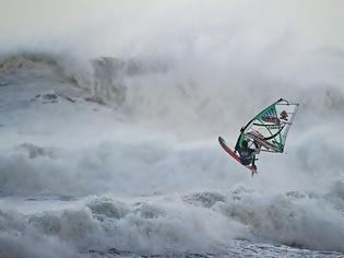 Φωτογραφία για Windsurfing σε συνθήκες τυφώνα [video]