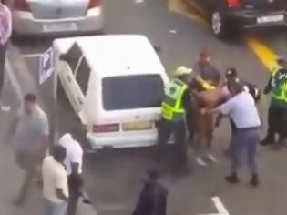 Φωτογραφία για Βίντεο-ΣΟΚ: Αστυνομικοί χτυπούν ανελέητα νεαρό επειδή είναι μαύρος! [video]