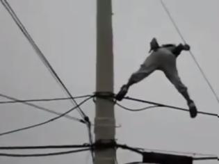Φωτογραφία για Μεθυσμένος χορεύει πάνω σε καλώδια υψηλής τάσης, δείτε τι έγινε! [video]