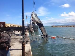 Φωτογραφία για Δείτε τι απέμεινε από τη φλεγόμενη θαλαμηγό που βυθίστηκε στο Λιμάνι του Κολυμπαρίου