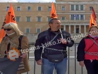 Φωτογραφία για «Χαίρε Καίσαρα Σαμαρά, οι μελλοθάνατοι χαιρετούν τον πρωθυπουργό» - Το σύνθημα των αλυσοδεμένων καθηγητών