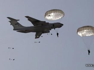 Φωτογραφία για Μαζική προσγείωση αλεξιπτωτιστών, η πρώτη στην ιστορία της Ρωσίας, στην Αρκτική για στρατιωτική άσκηση