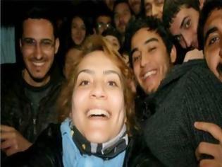 Φωτογραφία για Τούρκοι διαδηλωτές έβγαλαν selfie φωτογραφία όπως οι σταρ του Χόλιγουντ