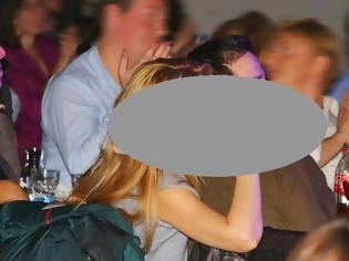 Φωτογραφία για Χώρισε και την πέτυχε ο παπαράτσι να φιλιέται με τον νέο της σύντροφο σε νυχτερινό κέντρο [photos]