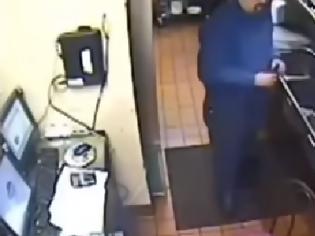 Φωτογραφία για Υπάλληλος πιτσαρίας σοκάρει με την πράξη του! [video]