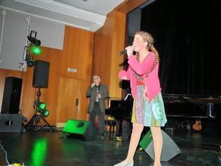 Φωτογραφία για Η 14χρονη με τη νοητική υστέρηση που «μεταμορφώνεται» όταν τραγουδά