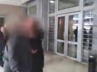 Φωτογραφία για Βίντεο από την προσαγωγή στο Δικαστικό Μέγαρο Θεσσαλονίκης του ιερέα που εξαπάτησε ανέργους