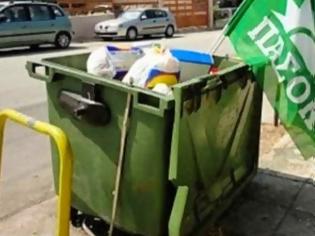 Φωτογραφία για Στα σκουπίδια σημαία του ΠΑΣΟΚ...