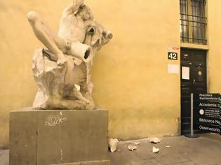 Φωτογραφία για Έσπασε ελληνορωμαϊκό άγαλμα για να τραβήξει μια selfie [Photos]