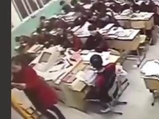 Φωτογραφία για Φρικιαστικό βίντεο από την Κίνα: Έφηβος αυτοκτόνησε πηδώντας από το παράθυρο της τάξης εν ώρα μαθήματος