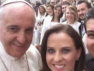 Φωτογραφία για Στη μόδα των selfie έπεσε μέχρι και ο Πάπας!