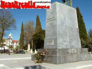 Φωτογραφία για Στρατιώτης γονάτισε μπροστά από το άγαλμα του Θ. Κολοκοτρώνη [Photo]