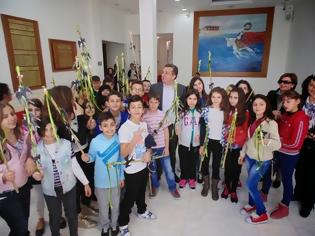 Φωτογραφία για Μαθητές του 8ου δημοτικού σχολείου Ηρακλείου καλωσόρισαν την Άνοιξη με κάλαντα στην Περιφέρεια Κρήτης