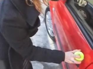 Φωτογραφία για Πως να ξεκλειδώσετε την πόρτα του αυτοκινήτου σας με ένα μπαλάκι του τένις!