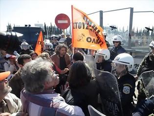 Φωτογραφία για ΣΥΓΚΕΝΤΡΩΣΗ ΤΗΣ ΟΛΜΕ ΣΤΟ ΥΠ. ΠΑΙΔΕΙΑΣ ΠΑΡΟΥΣΙΑ ΙΣΧΥΡΩΝ ΑΣΤΥΝΟΜΙΚΩΝ ΔΥΝΑΜΕΩΝ