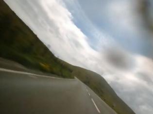 Φωτογραφία για Καμέρα σε κράνος καταγράφει: Τρέχοντας με ιλιγγιώδη ταχύτητα στην πιο επικίνδυνη πίστα μοτοσικλέτας του κόσμου [video]