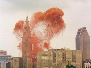 Φωτογραφία για Όταν ο ουρανός γέμισε μπαλόνια. Το φεστιβάλ που κόστισε τη ζωή σε δύο ανθρώπους