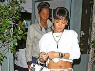 Φωτογραφία για Ακόμα ένα δώρο της Rihanna στους παπαράτσι