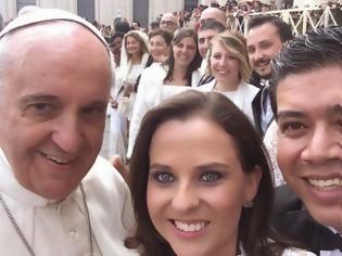 Φωτογραφία για Μέσα σε όλα ο Πάπας! Δείτε τη νέα του selfie!