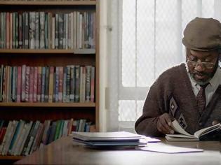 Φωτογραφία για Ένα συγκινητικό βίντεο: Αναλφάβητος ηλικιωμένος μαθαίνει γράμματα μόνο για να διαβάσει το βιβλίο του γιου του!