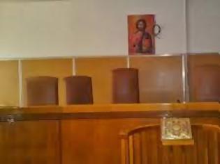 Φωτογραφία για Στις αίθουσες του δικαστηρίου για καζανάκια, παπαγάλους και κοτέτσια