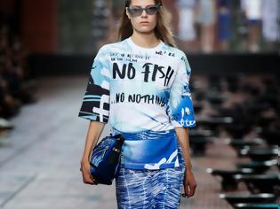Φωτογραφία για Spring trend: Οι σχεδιαστές επιλέγουν τις λέξεις στα ρούχα τους