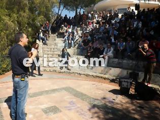 Φωτογραφία για Χαλκιδαία προς Θεοδωράκη: Τα προβλήματα κύριε Θεοδωράκη δεν λύνονται με σκισμένα τζιν και σακίδια - Άμεση η απάντηση του δημοσιογράφου - Δείτε το βίντεο...