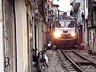 Φωτογραφία για Σιδηροδρομική γραμμή περνάει εκατοστά δίπλα από τα σπίτια τους! [video]