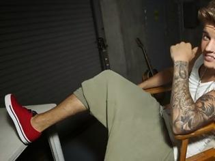 Φωτογραφία για Ο Τζάστιν Μπίμπερ χτύπησε τατουάζ στα 40.000 πόδια!