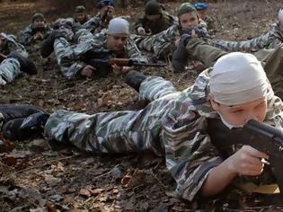 Φωτογραφία για Ο λιλιπούτειος στρατός του Πούτιν -Παιδιά πέντε ετών εκπαιδεύονται με καλάσνικοφ και χειροβομβίδες για να πολεμούν για την πατρίδα τους [εικόνες]