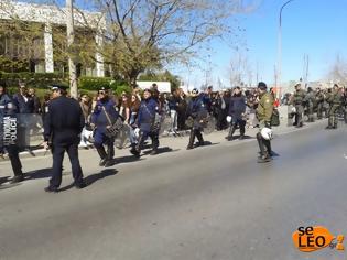 Φωτογραφία για Δείτε φωτογραφίες και βίντεο από τη συγκέντρωση διαμαρτυρίας των εκπαιδευτικών στη Θεσσαλονίκη