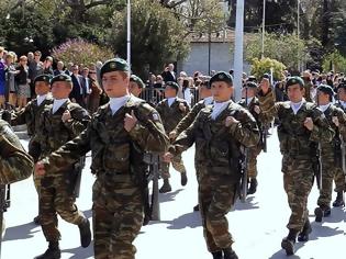 Φωτογραφία για Περήφανοι οι Ναουσαίοι, για μια ακόμη φορά, για τους καταδρομείς της Β΄Μοίρας που παρέλασαν σε άψογο σχηματισμό.Video