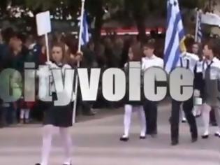 Φωτογραφία για Χαιρέτισε τους επισήμους...με ανοιχτή την παλάμη! [video]