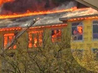 Φωτογραφία για Αγωνιώδης διάσωση μέσα στις φλόγες