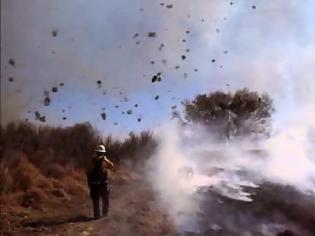 Φωτογραφία για Ανεμοστρόβιλος περνάει από φλεγόμενη βλάστηση! [video]