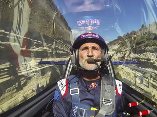 Φωτογραφία για O παγκοσμίου φήμης πιλότος Péter Besenyei σε ένα μοναδικό αθλητικό επίτευγμα: Πέταξε μέσα στον Ισθμό της Κορίνθου με το αεροπλάνο του!