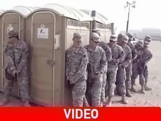 Φωτογραφία για Τι κάνουν 15 στρατιώτες μέσα σε μια… τουαλέτα;