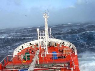 Φωτογραφία για Κόβει την ανάσα: Πλοίο παλεύει με κύμματα 10 μέτρων... [videos]