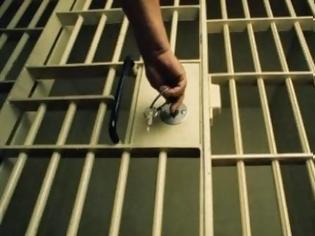 Φωτογραφία για Σε αναβρασμό οι φυλακές για το θάνατο του βαρυποινίτη - Κρατούμενοι ζητούν να μείνουν στο προαύλιο σε ένδειξη πένθους