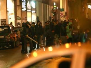 Φωτογραφία για Πάτρα: Επεισόδια μεταξύ ΜΑΤ και αντιεξουσιαστών τη νύχτα - Έπεσαν μπουκάλια και καπνογόνα για το πάρτι στην πλατεία Εθνικής Αντίστασης