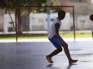 Φωτογραφία για 11χρονος Βραζιλιάνος χωρίς πόδια παίζει ποδόσφαιρο [video]