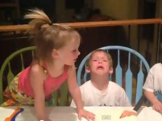 Φωτογραφία για Απίστευτη αντίδραση αγοριού που μαθαίνει το φύλο του νέου μέλους της οικογένειας! [video]