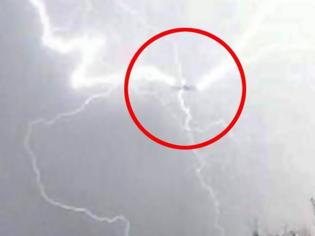 Φωτογραφία για Δραματικές εικόνες - Κεραυνός χτυπάει αεροπλάνο! [photo]