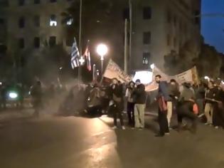 Φωτογραφία για Πολύ μεγάλη η χθεσινή πορεία στην Αθήνα παρά την απαγόρευση της αστυνομίας - Δείτε τρία νέα βίντεο με τα επεισόδια