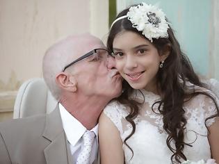 Φωτογραφία για Συγκινητικό: Ο ετοιμοθάνατος πατέρας συνόδευσε την 11χρονη κόρη του στον ψεύτικο γάμο της [Photos - Video]